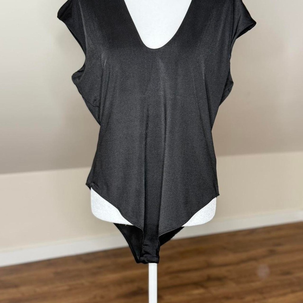 H & M XL Satin Deep V Bodysuit Bundle – Black & Cream Minimal Chic - Picture 3 of 8
